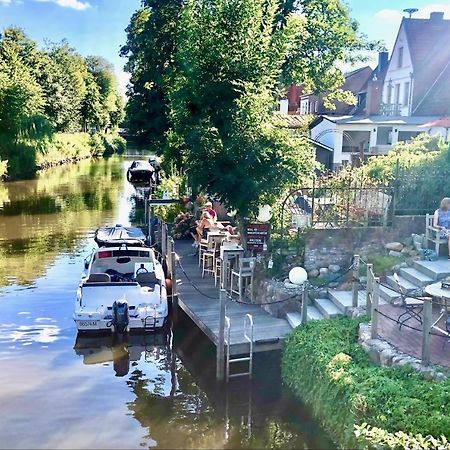 Gaestehaus Kajuete Direkt Am Wasser Friedrichstadt Exterior foto