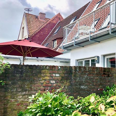 Gaestehaus Kajuete Direkt Am Wasser Friedrichstadt Exterior foto