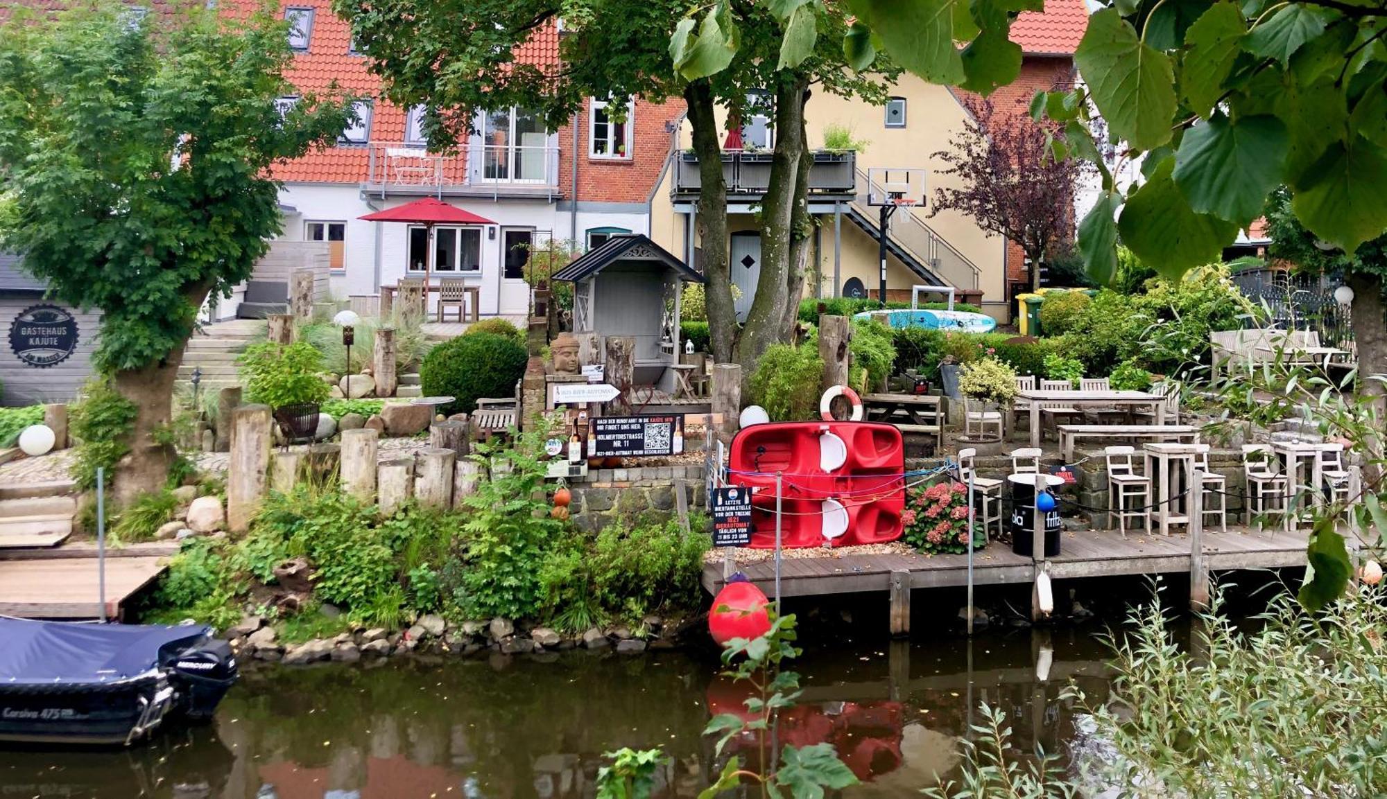 Gaestehaus Kajuete Direkt Am Wasser Friedrichstadt Exterior foto
